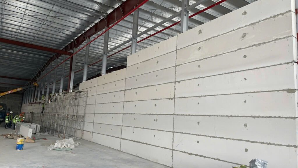 Tấm tường ALC EPANEL khổ lớn lắp dựng nhanh chóng, tối ưu khả năng phòng chống cháy lan cho nhà xưởng.