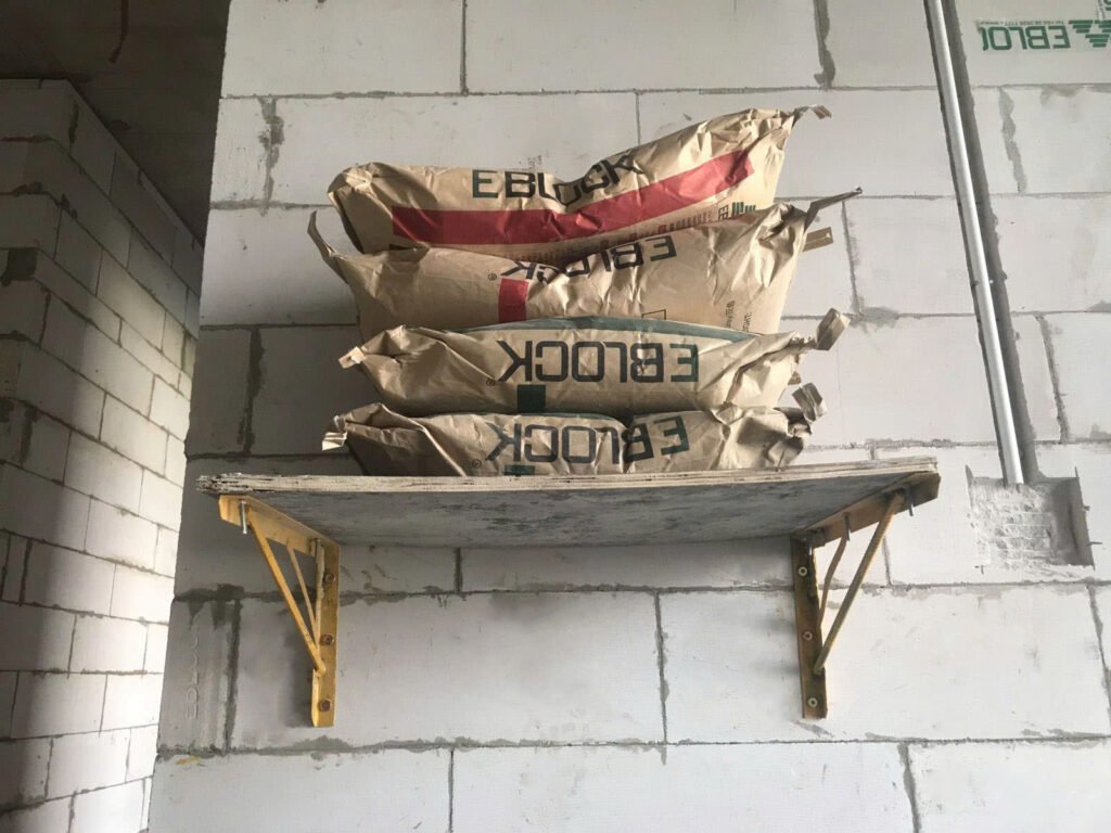 Tường gạch AAC hoàn toàn an toàn khi treo các thiết bị nặng nếu sử dụng tắc kê chuyên dụng.