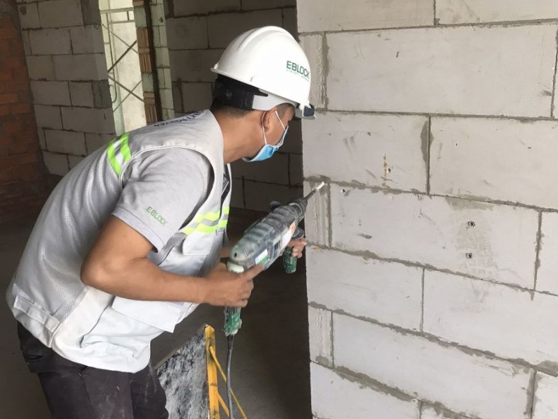 tường aac treo đồ nặng